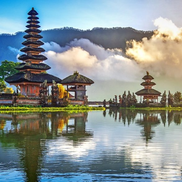 Paket Tour Wisata Liburan Asia Domestik Bali 2020 Murah - AmwindoTourCom - Bedugul Lake Temple