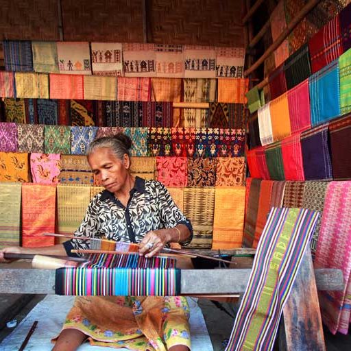 Paket Tour Wisata Liburan Asia Domestik Jawa Bali Lombok 2020 Murah - AmwindoTourCom - Kain Tenun Sukarara Lombok